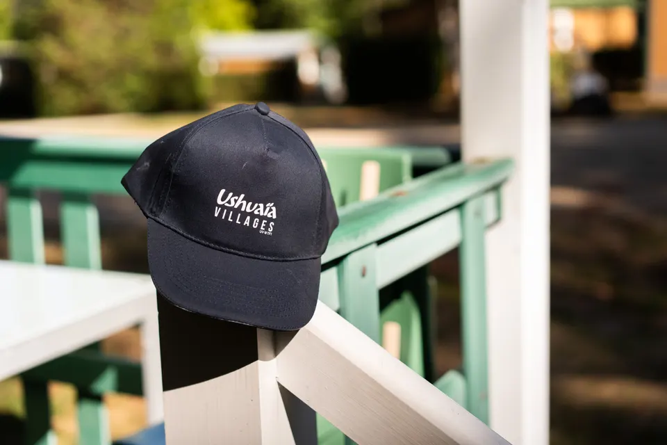 Une casquette posée sur une rambarde au camping La Presqu’île